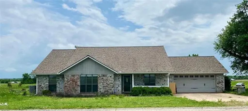 218 County Road 2992, Windom