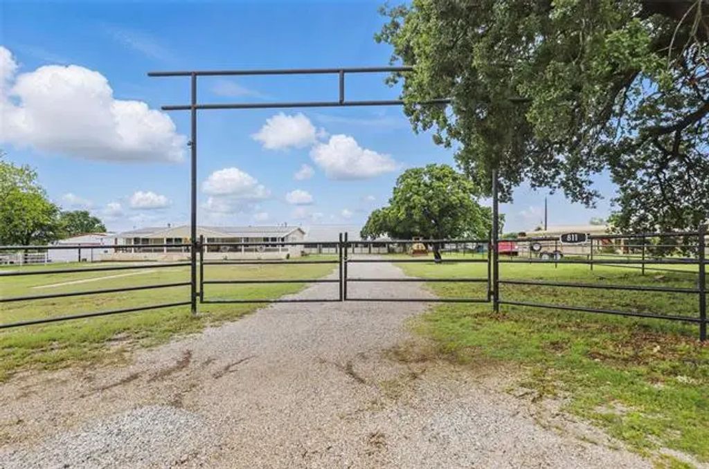 811 Lution Drive, Weatherford