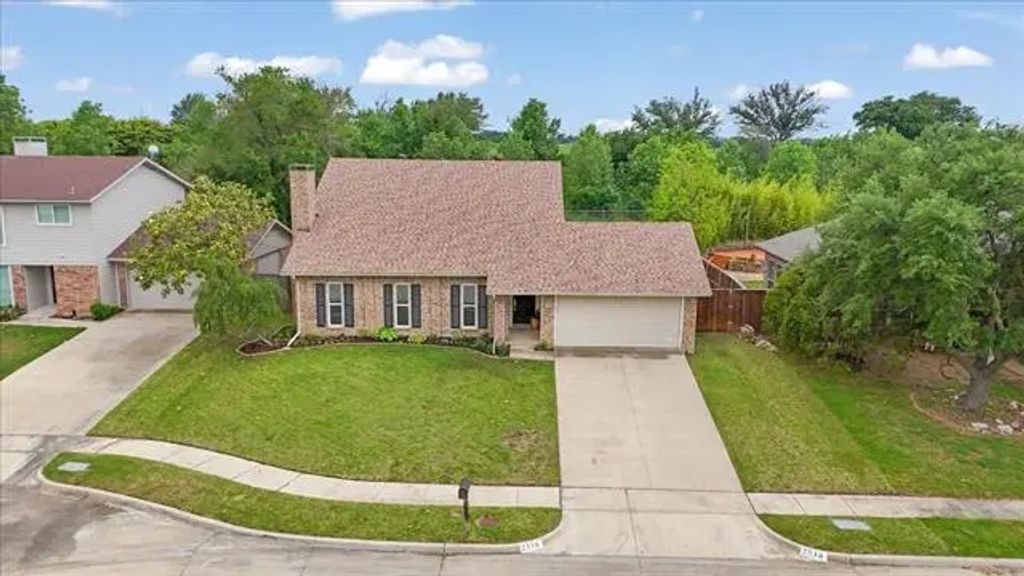 2538 Via Avenida, Carrollton