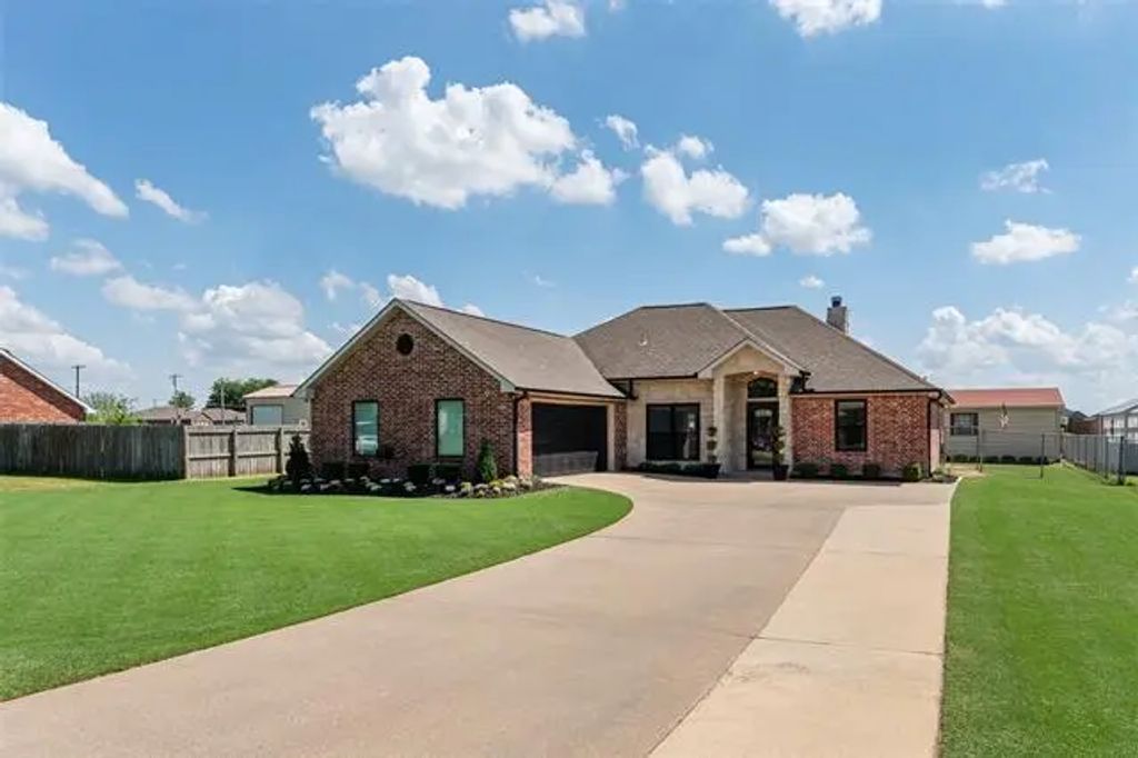 306 E Pine Street, Mabank