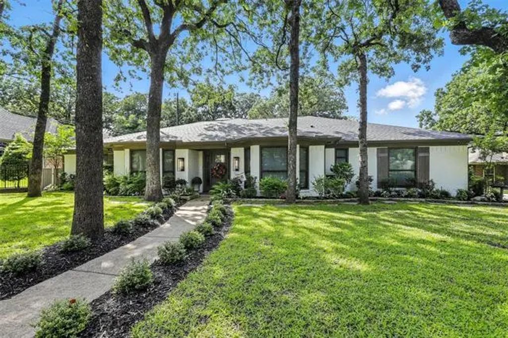 116 Meandering Lane, Burleson