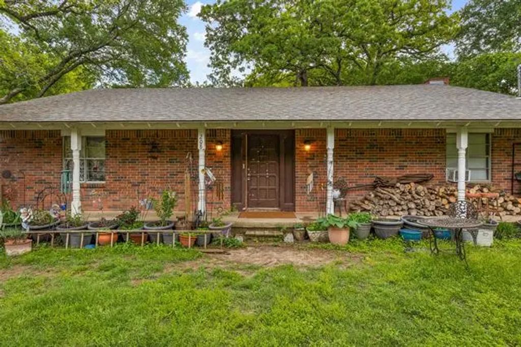 208 Shoreline Drive, Azle