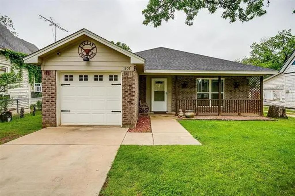 1307 N Robinson Street, Cleburne