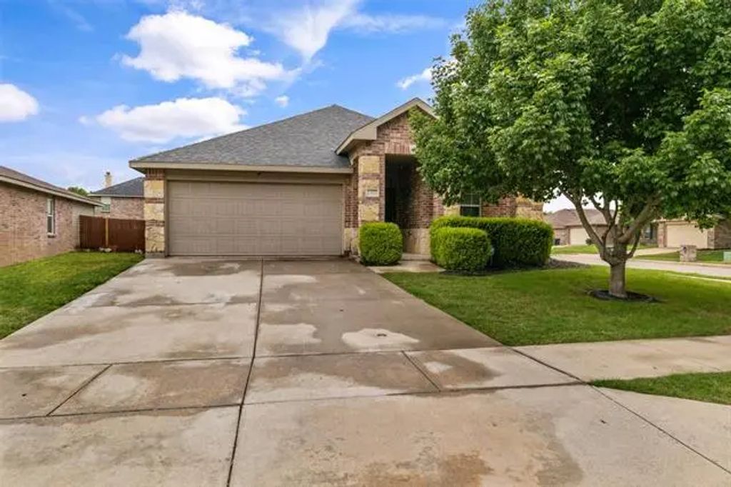 2641 Mill Springs Pass, Fort Worth