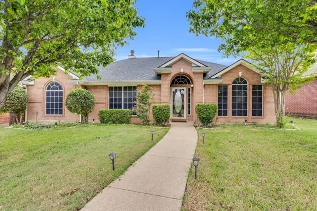 1136 Essex Drive, Cedar Hill