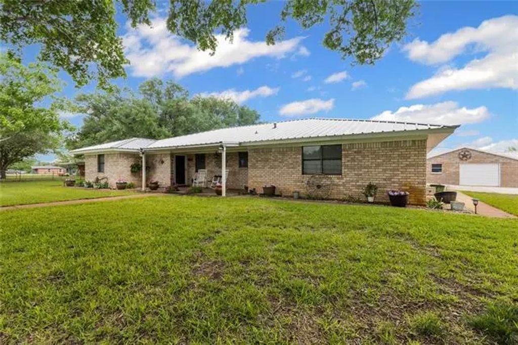 6807 E Texas Street, Walnut Springs