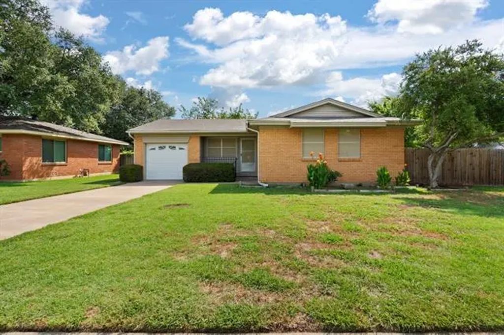 1111 S Ridgeway Drive, Cleburne