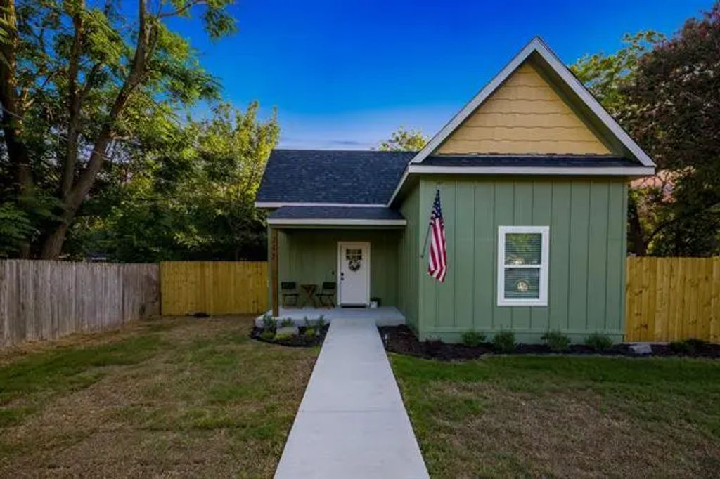 211 Pecan Street, Waxahachie