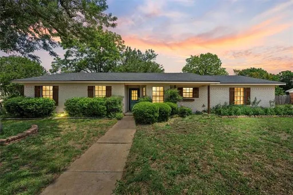 304 Texas Avenue, Hewitt