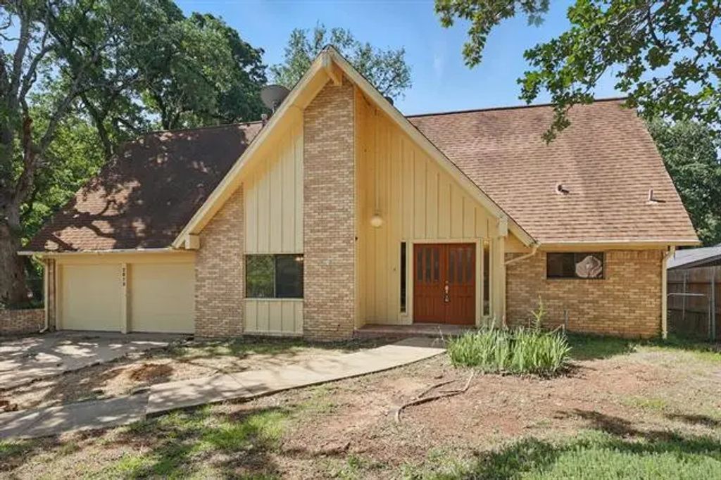 2812 Oak Cliff Lane, Arlington