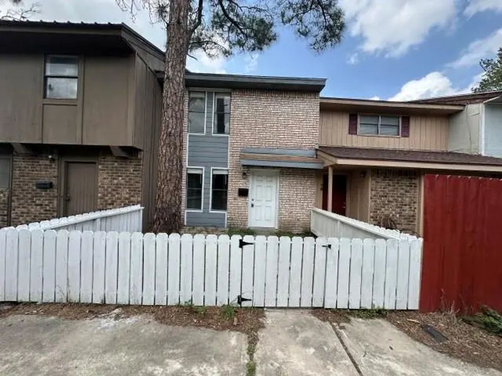 1905 N Ben Wilson Street 15, Victoria