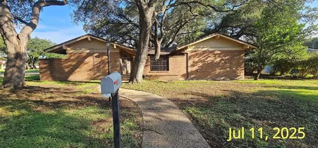 100 Lakeview Court, Brownwood