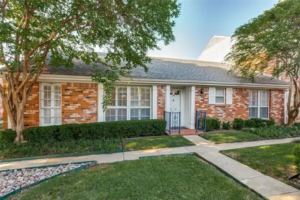 957 Roaring Springs Road, Fort Worth