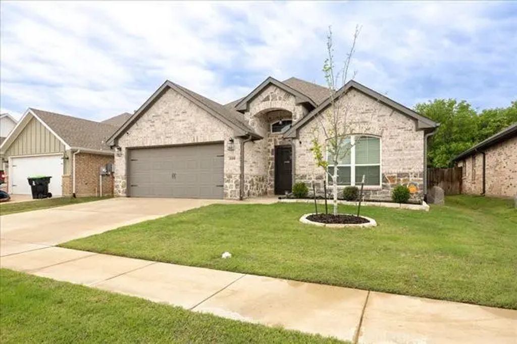 308 Bronco Drive, Pilot Point