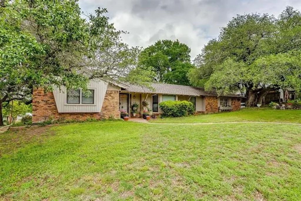 206 W Ridge Road, Weatherford