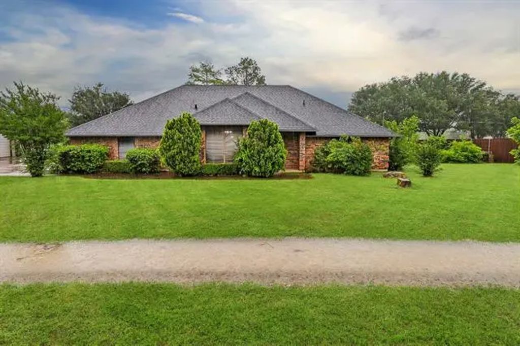 813 Crystal Lane, Crowley