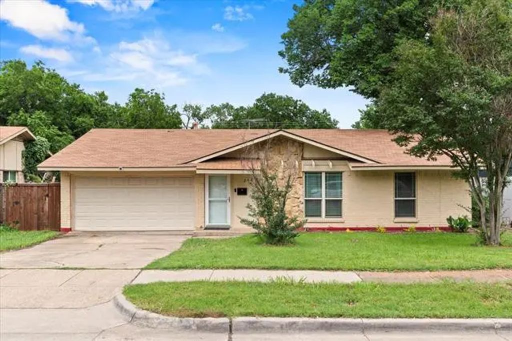 145 Price Drive, Lewisville
