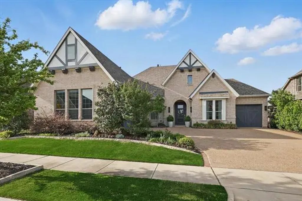 1317 Blue Lake Boulevard, Arlington