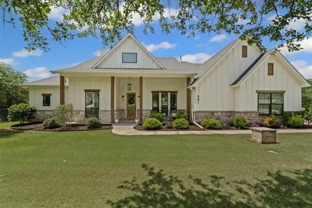 301 N Saddle Spur Court, Weatherford