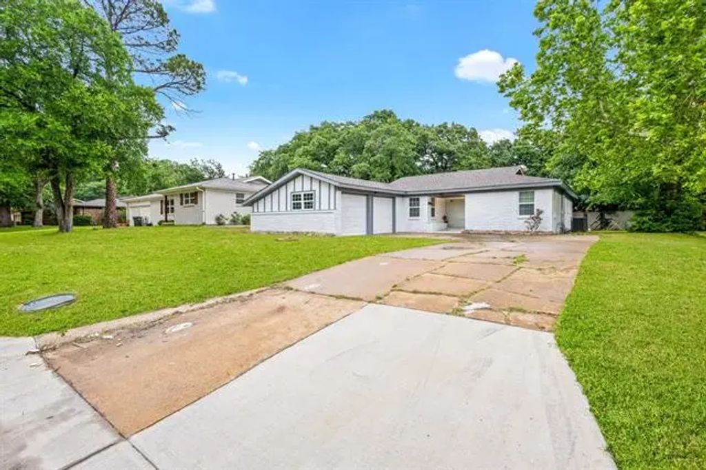 907 Clebud Drive, Euless