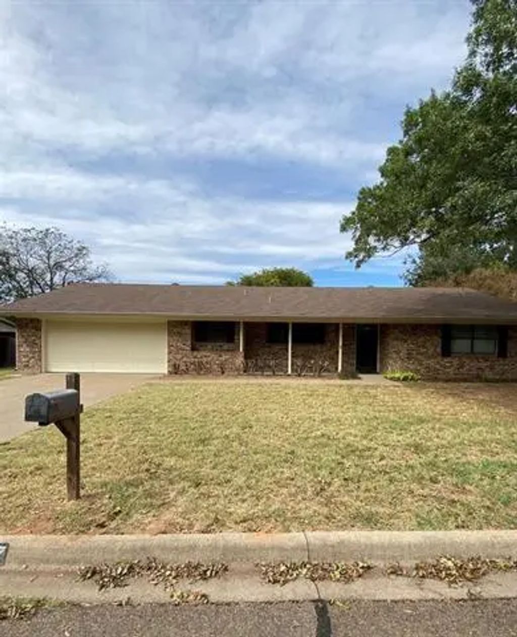 1307 3rd Street, Granbury