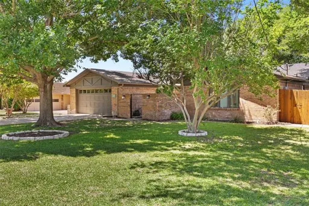 708 Tahiti Drive, Granbury