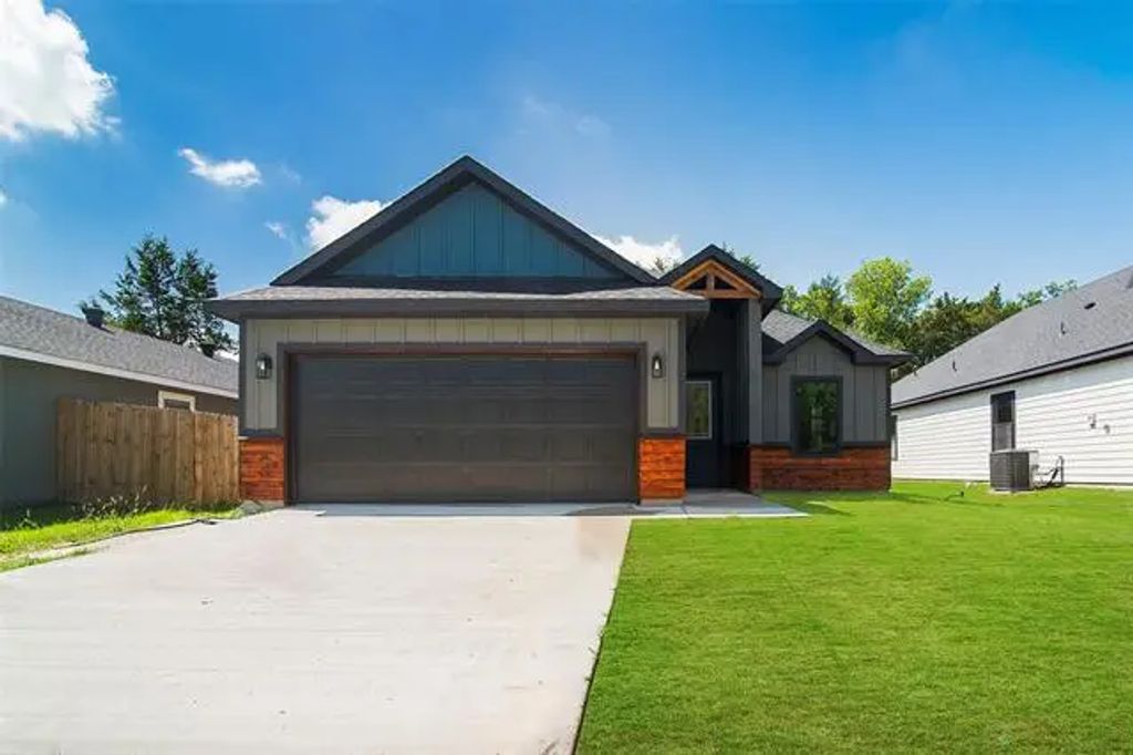 203 W Elm Street, Whitewright