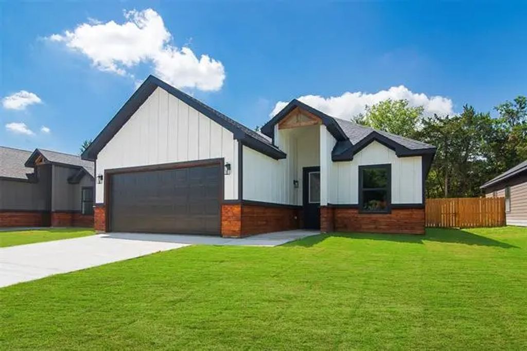 205 W Elm Street, Whitewright