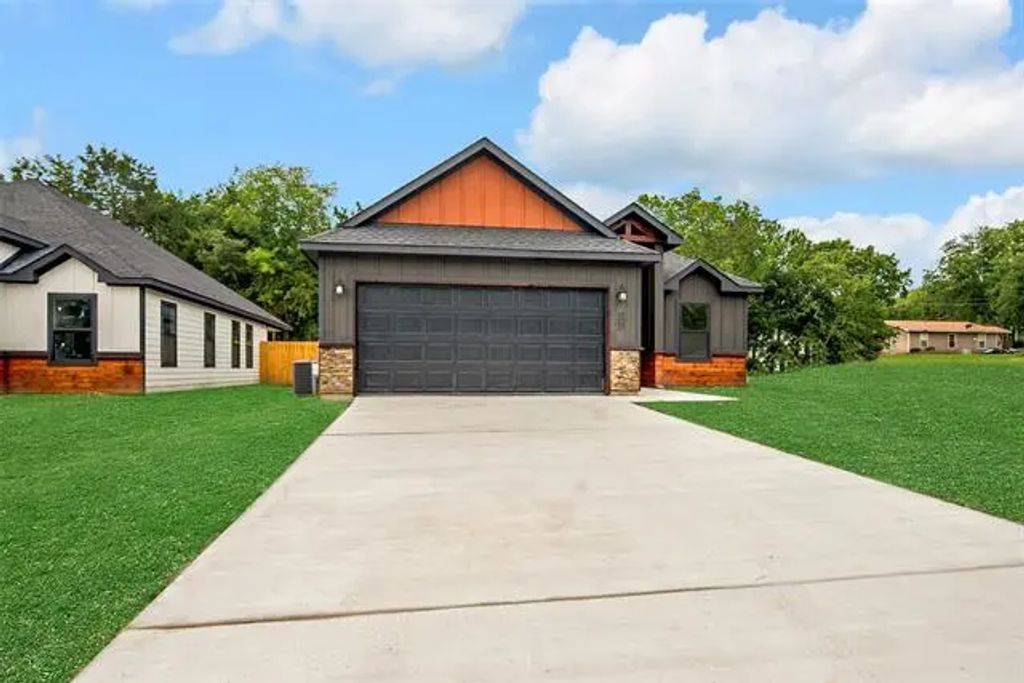 207 W Elm Street, Whitewright