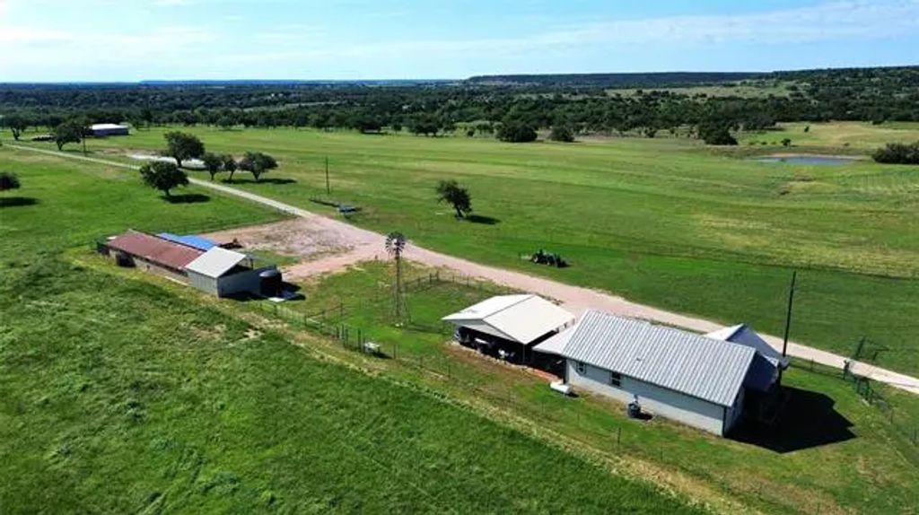 725 County Road 520, Evant