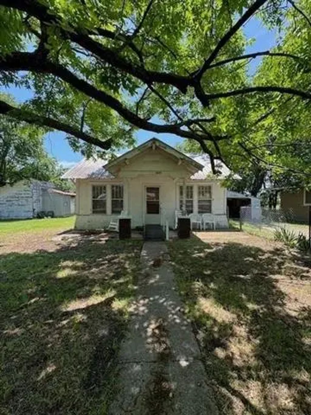 409 E College Street, Leonard