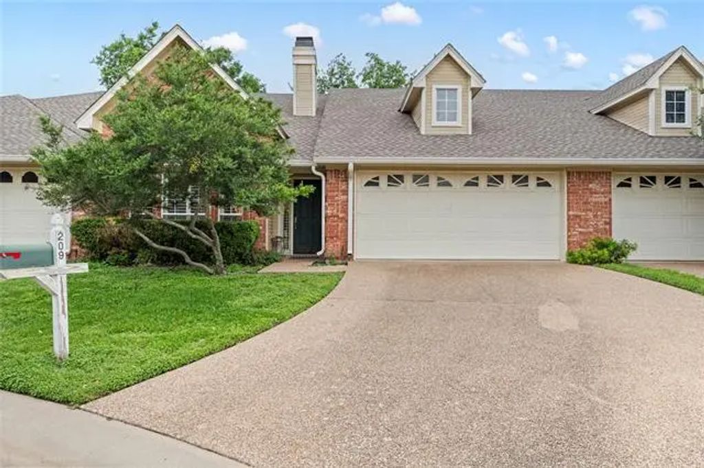 209 Village Circle, Waco