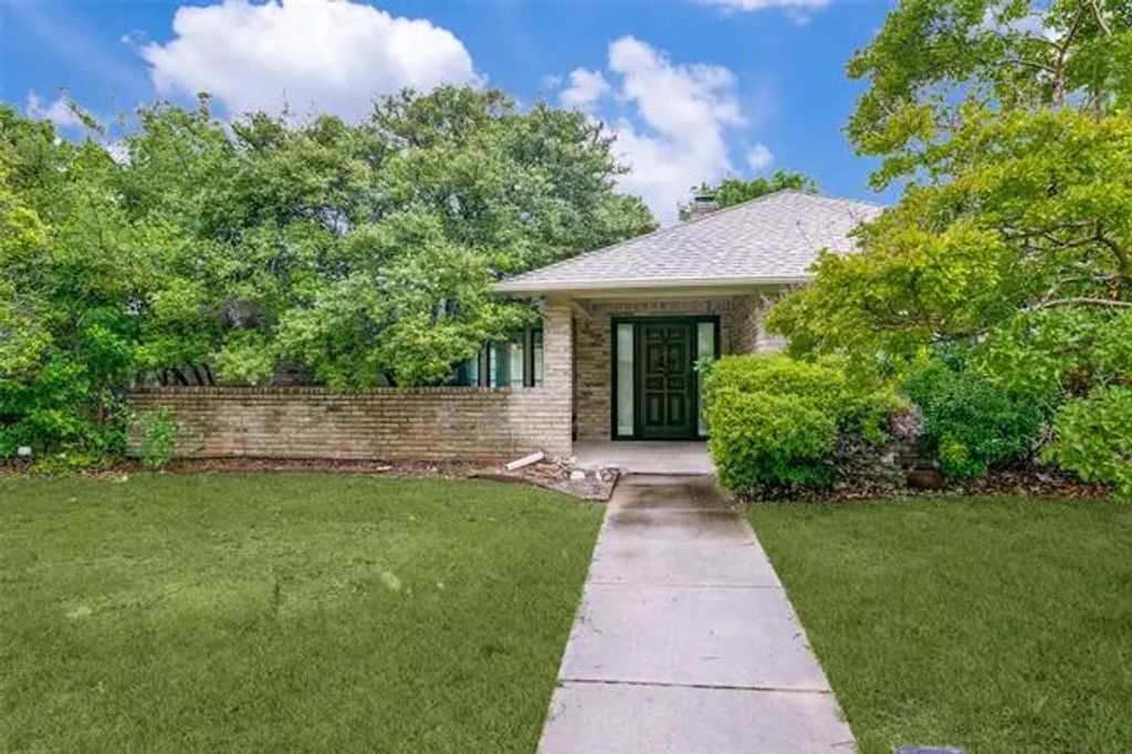 1926 Kensington Drive, Carrollton