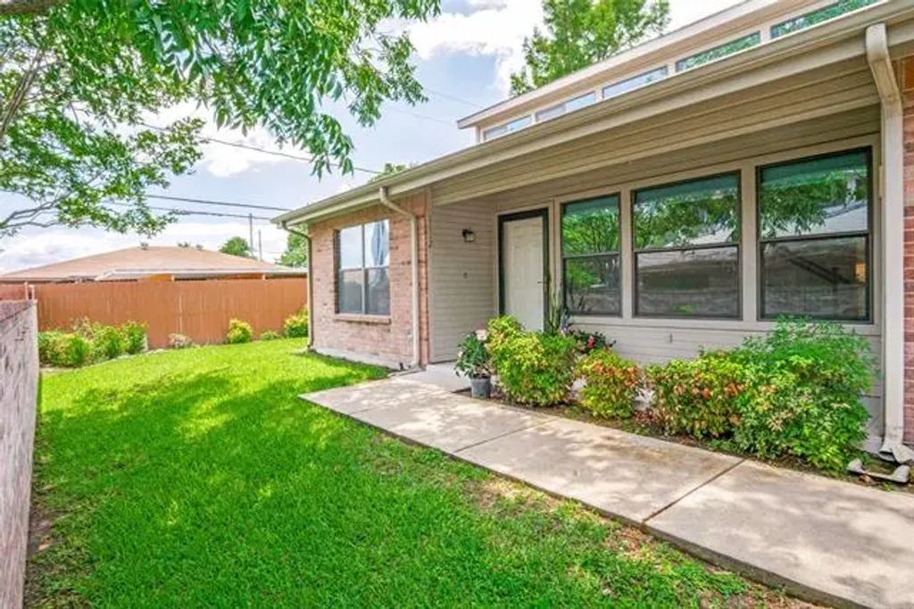 1112 Forest Creek Street, Benbrook