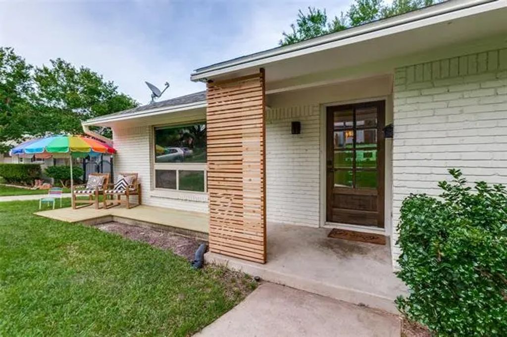 6918 Blackwood Drive, Dallas