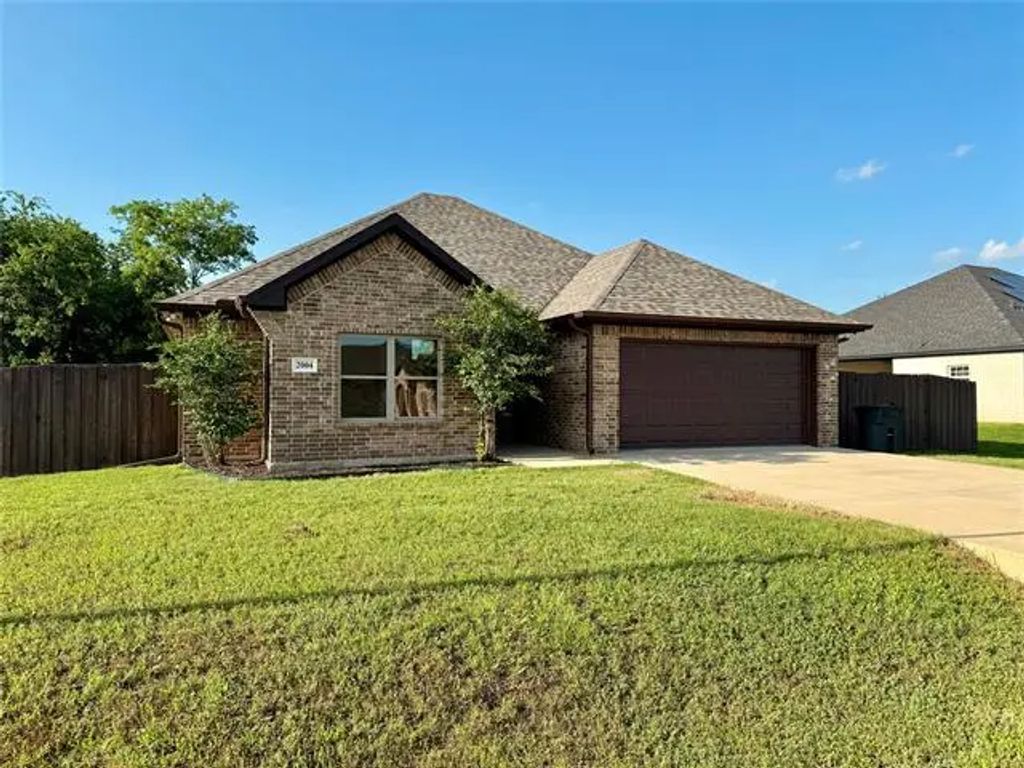 2004 Clay Street, Mabank