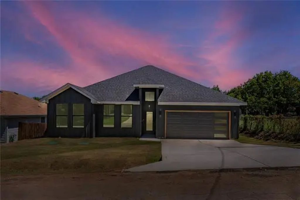 2213 Navasota Street, Granbury