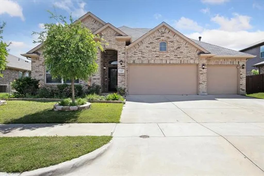 1127 Donnington Trail, Saginaw
