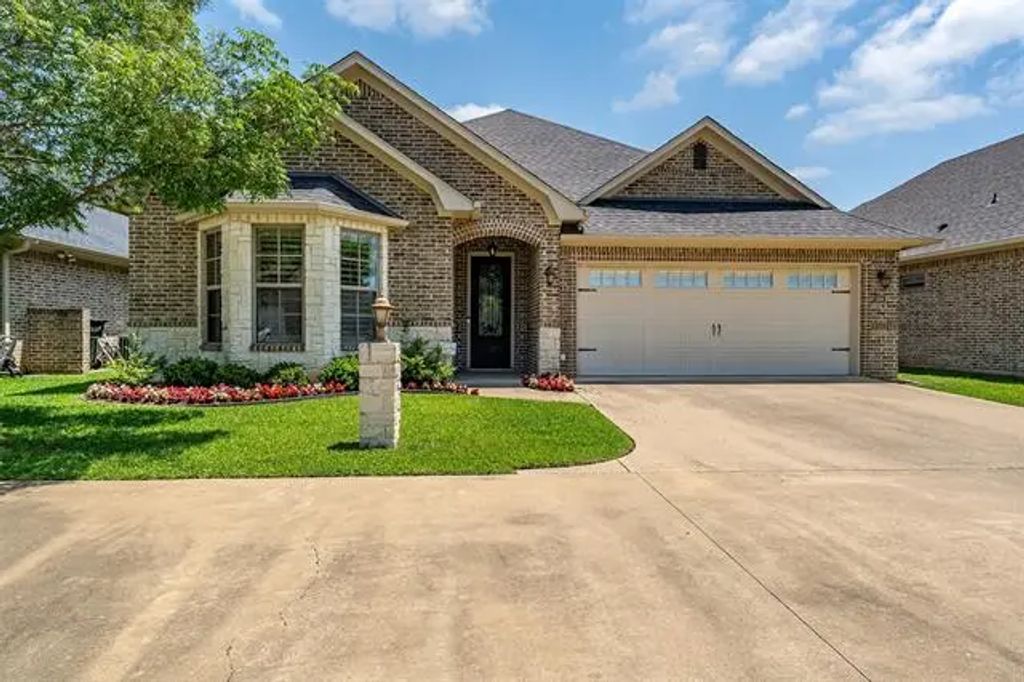 5524 Hollytree, Tyler