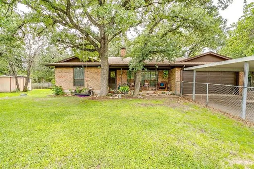 814 Branding Iron Trail, Granbury