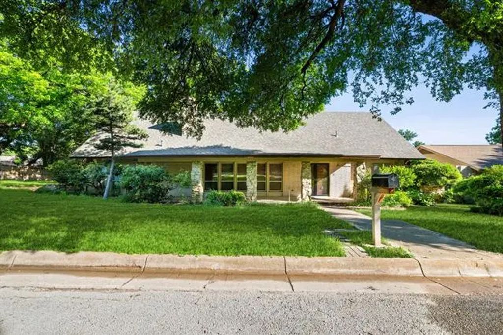 5205 Blue Valley Court, Fort Worth