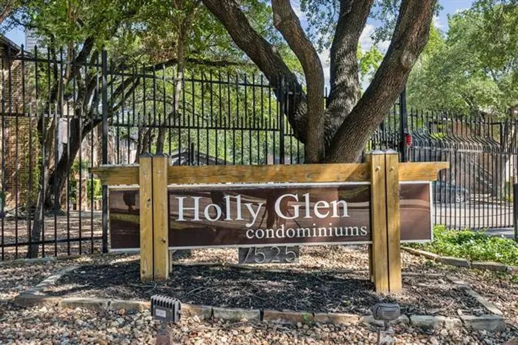 7525 Holly Hill Drive 17, Dallas