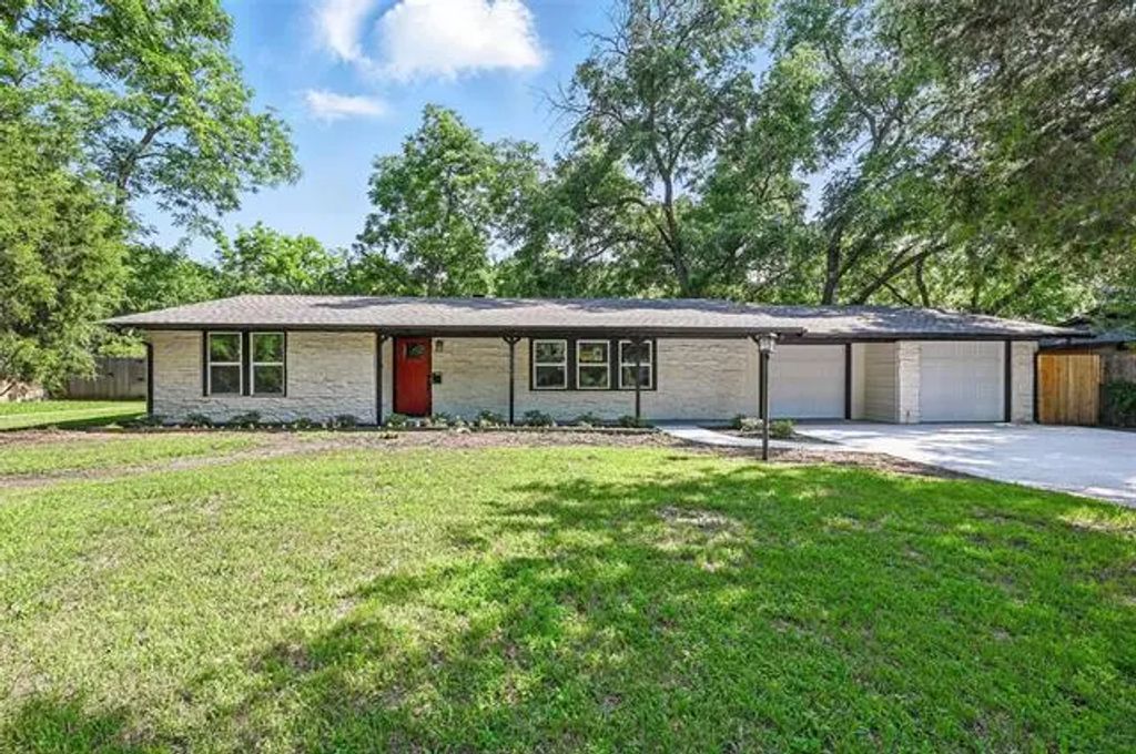 1220 Brittany Lane, Arlington