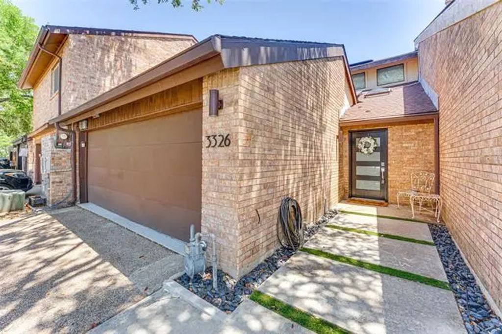 3326 Courtyard Place, Farmers Branch
