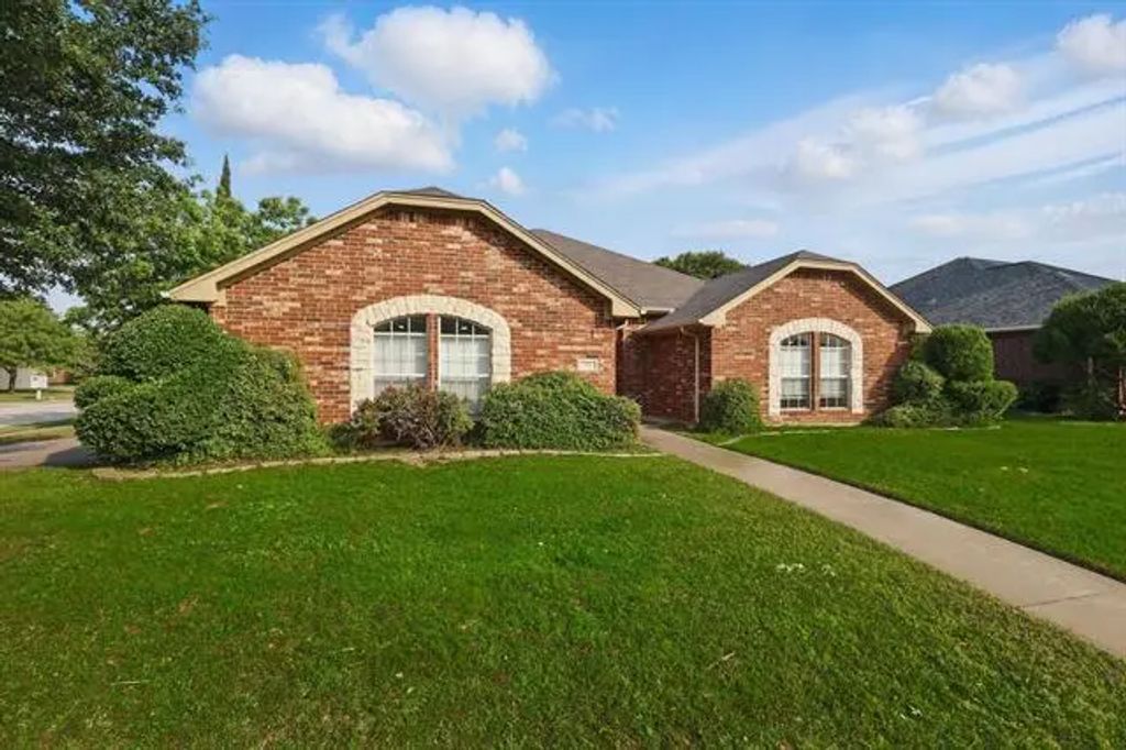301 Angela Drive, Burleson