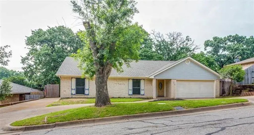 104 Ne Rosamond Street, Burleson