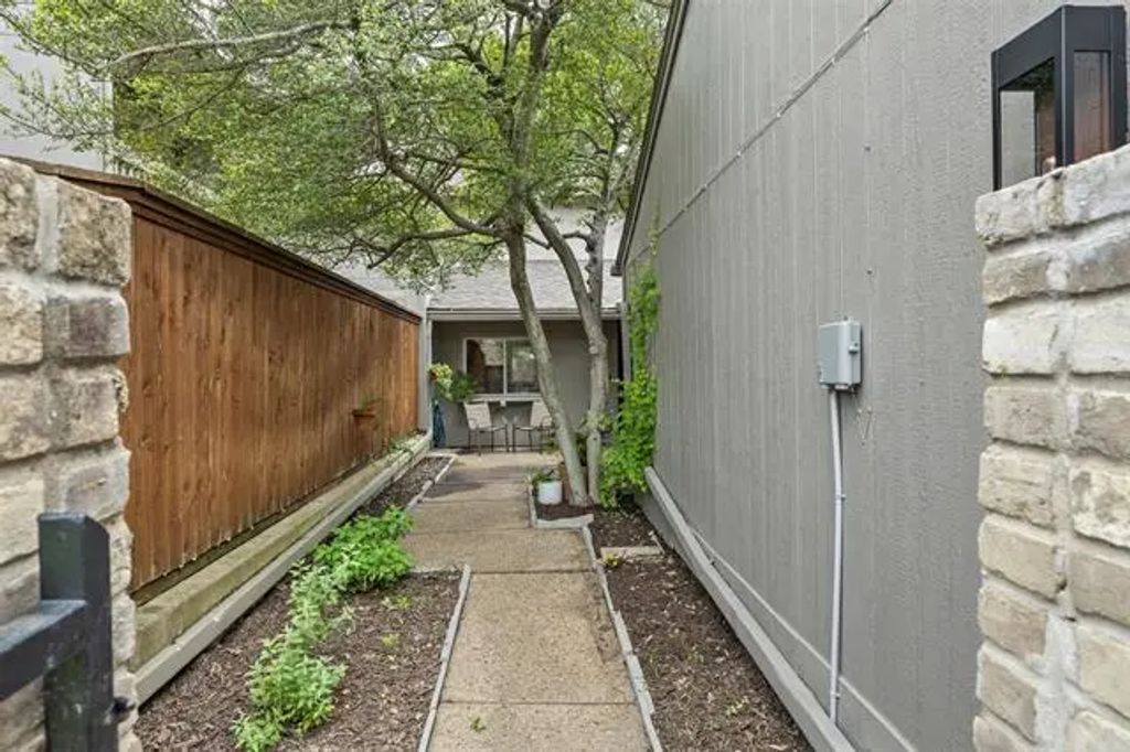 10607 Hillpoint Drive, Dallas