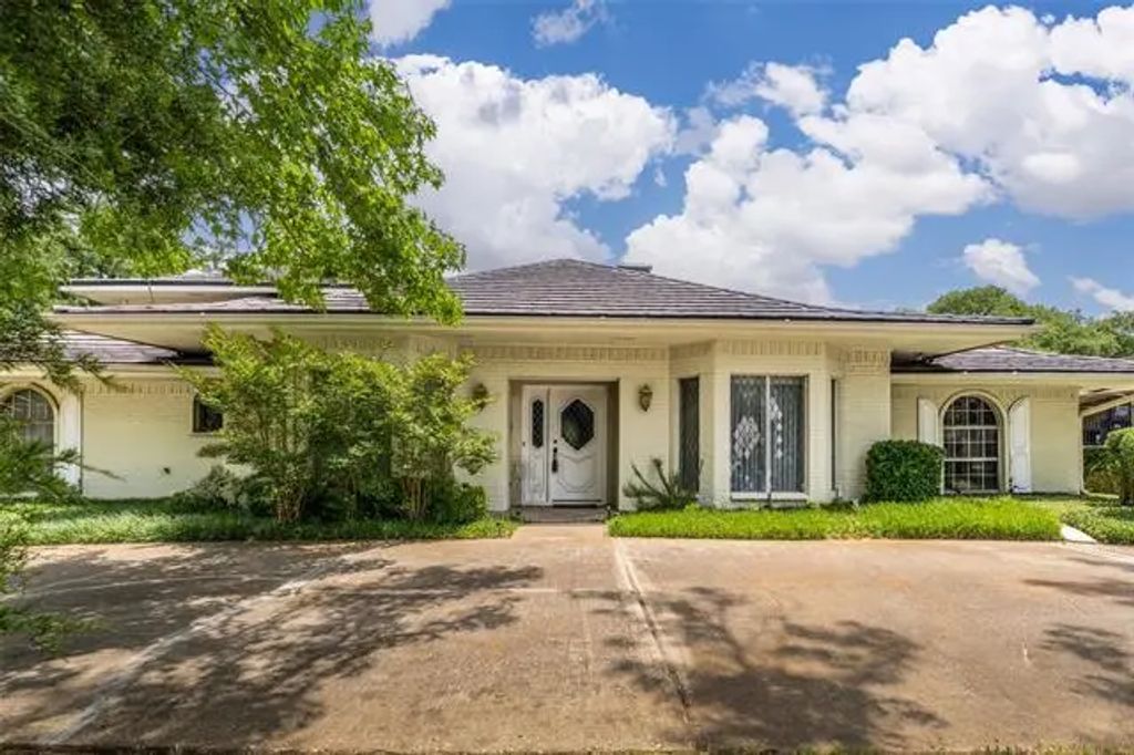 1905 Rockcliff Court, Arlington