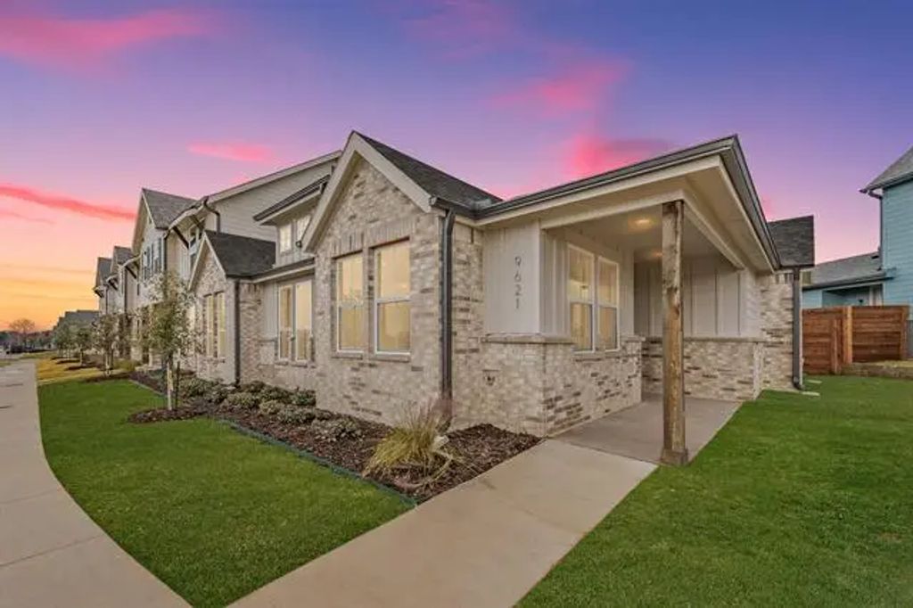 9621 Thorncrown Lane, Fort Worth