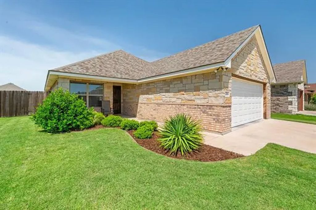 3304 Main Street, Granbury